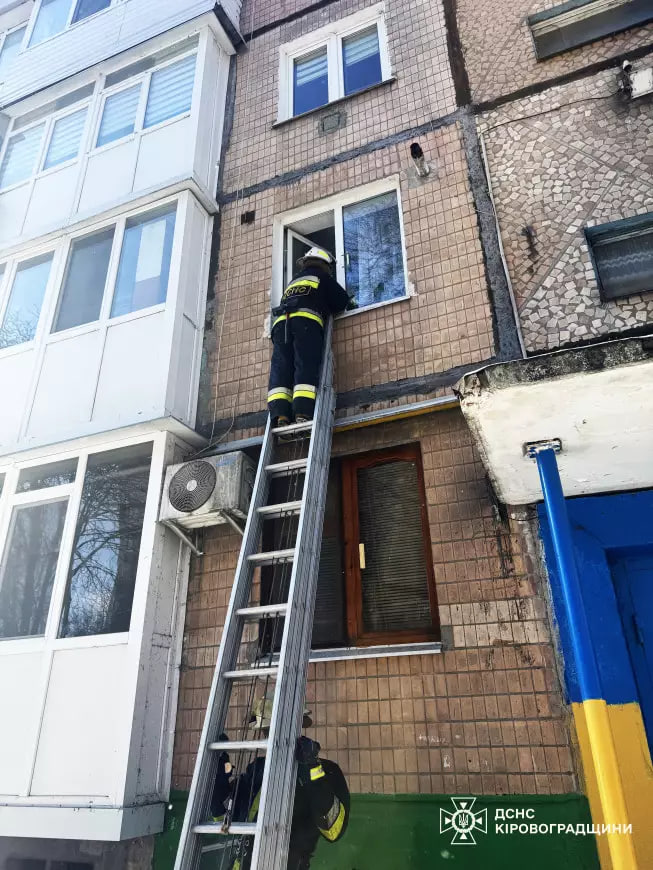 Рятувальники Кропивницького визволили з квартири жінку з підозрою на інсульт