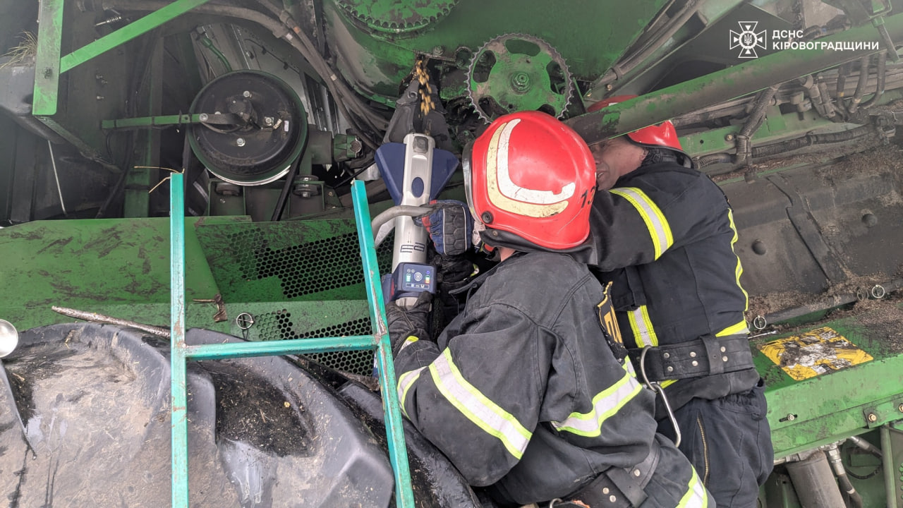 Рятувальники дістали чоловіка, якого затисло у шнеку комбайна