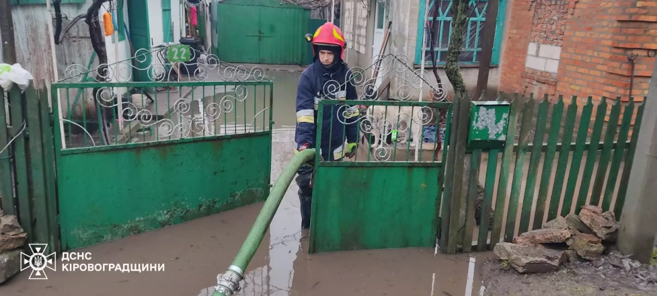 За добу рятувальники 79 разів відкачували талу воду з подвір'їв на Кіровоградщині