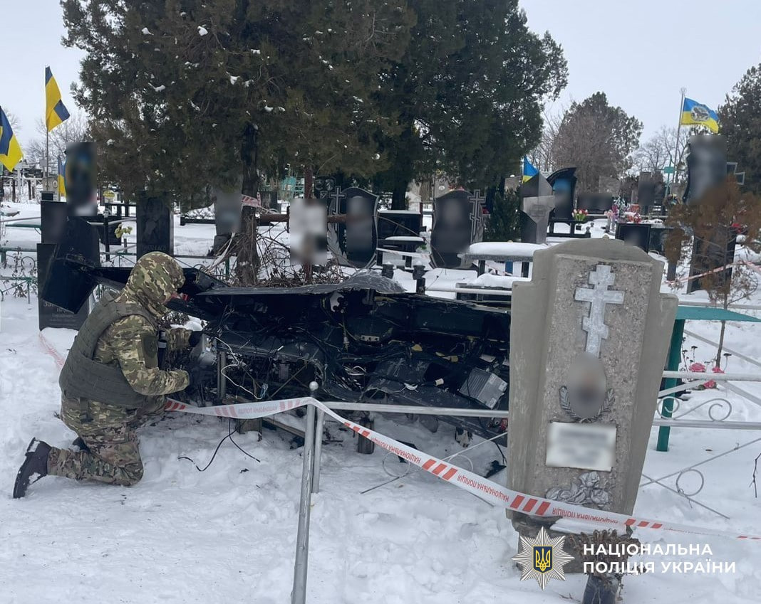 Російський дрон впав на кладовище в Олександрівці