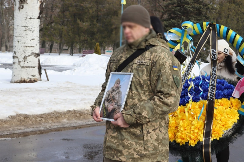 Військовий несе портрет Сергія Клеймахіна якого провели в останню путь у Світловодську