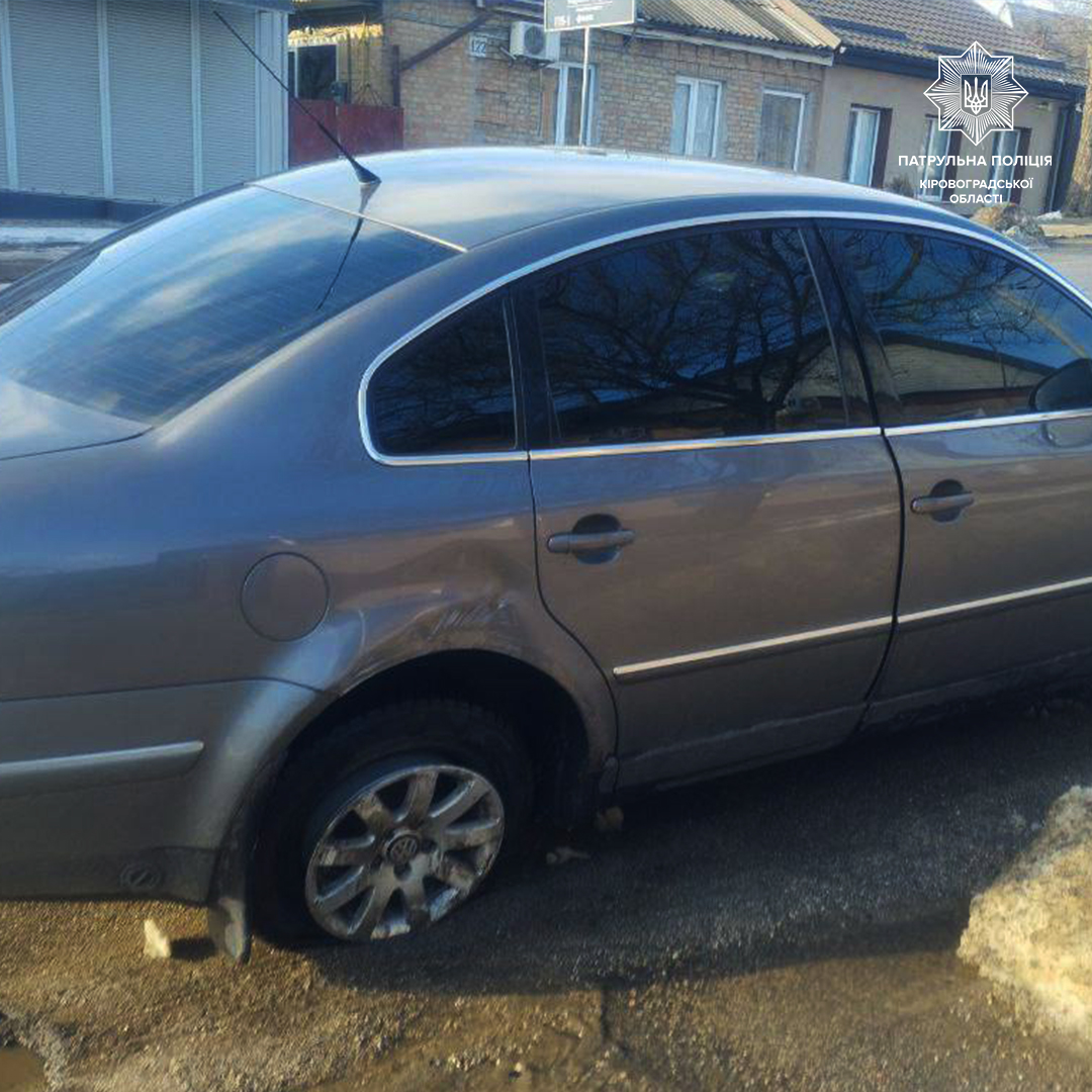 Пошкоджена від удару автівка в Кропивницькому
