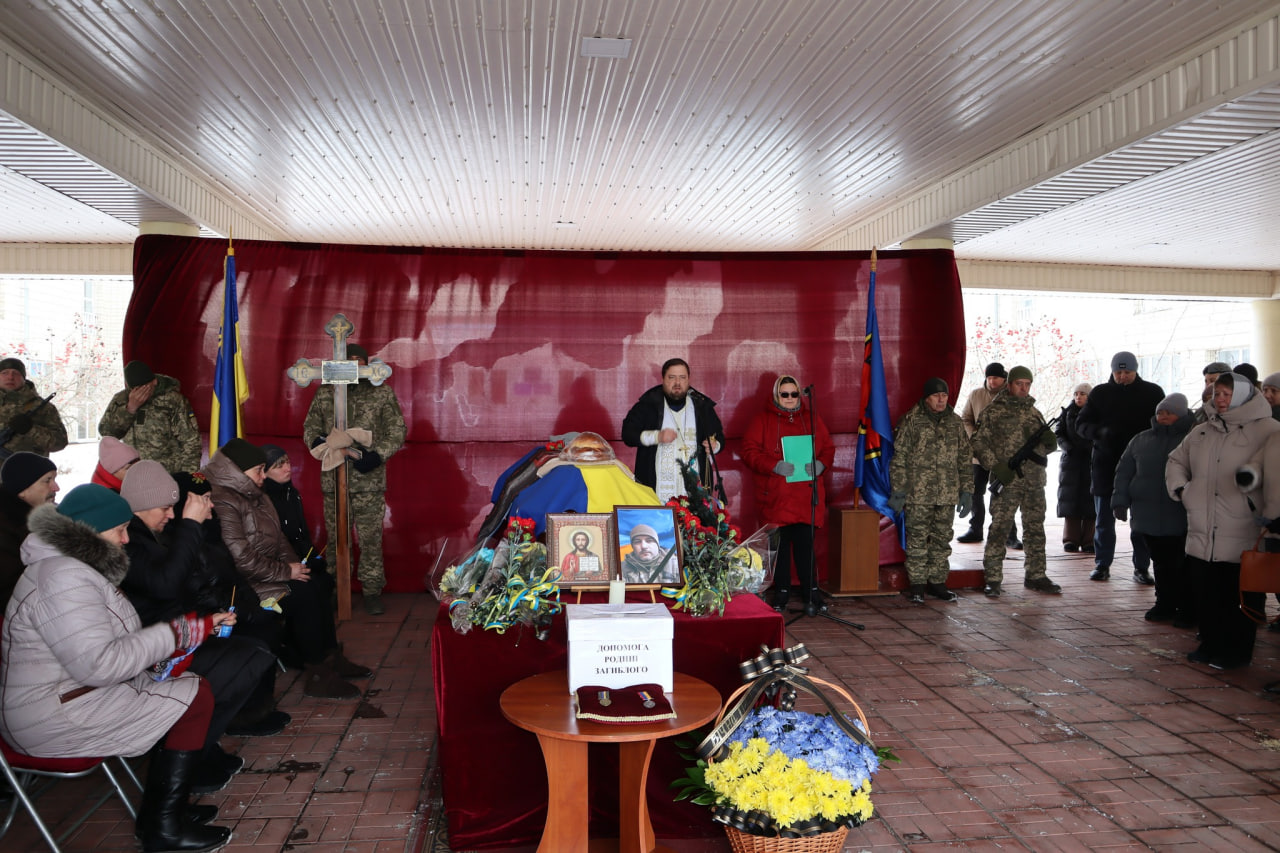 У Новоукраїнській громаді попрощалися з військовослужбовцем Збройних Сил України Максимом Апостоловим.