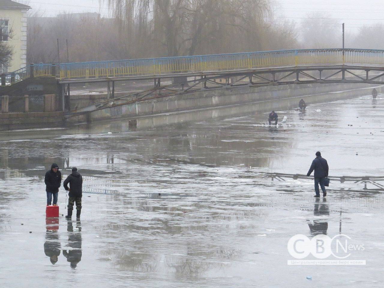 Попри &laquo;плюсову&raquo; температуру рибалки в Кропивницькому вийшли на лід