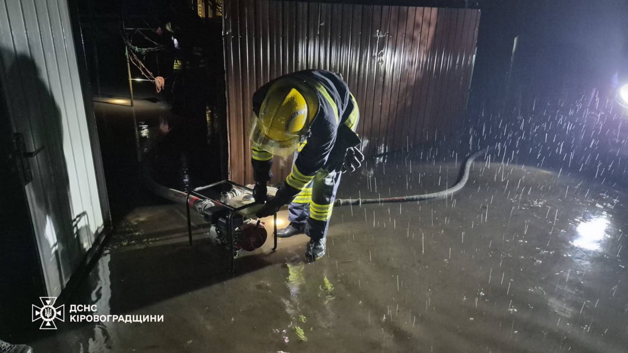 Рятувальники відкачували воду зі 120 підтоплених дворів Кіровоградщини