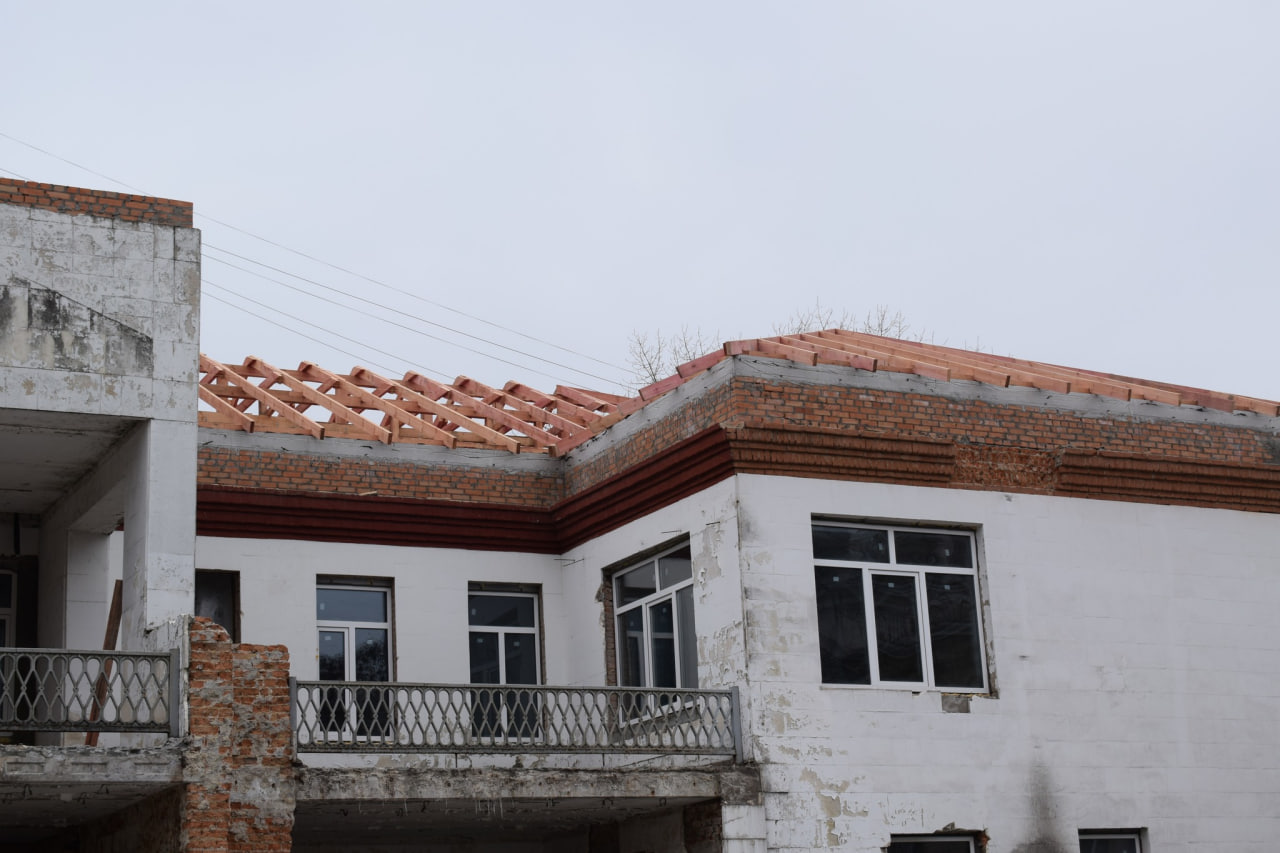 Триває ремонт Кропивницького стоматологічного об'єднання &mdash; облаштовують дах