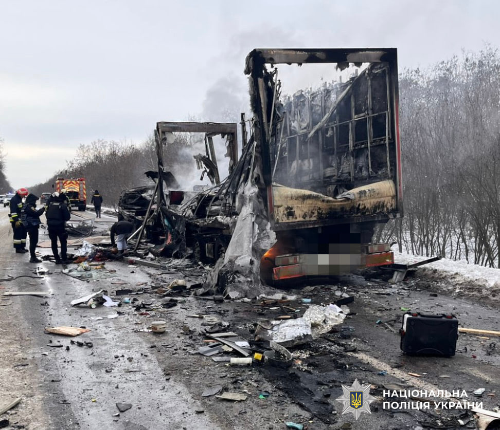 Двоє водіїв загинули після зіткнення автобуса й вантажівки на Кіровоградщині