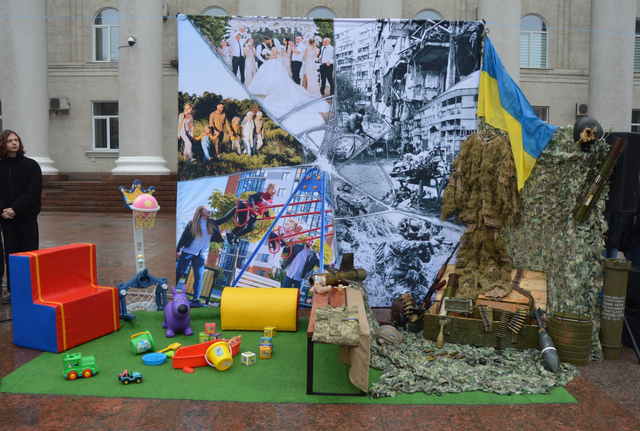 Інсталяцію &laquo;Життя до і після&raquo; до роковин повномасштабної війни показали у Кропивницькому
