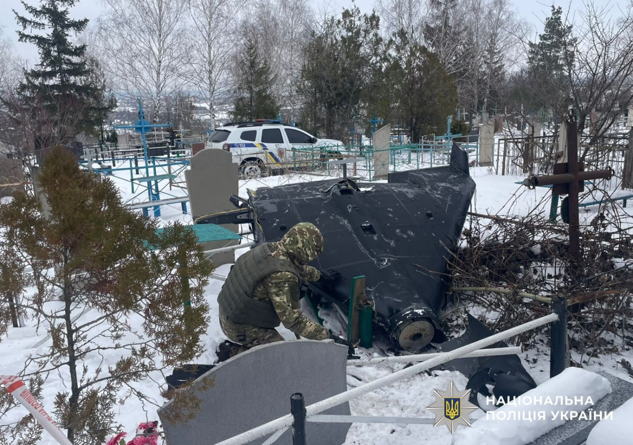Російський дрон впав на кладовище в Олександрівці