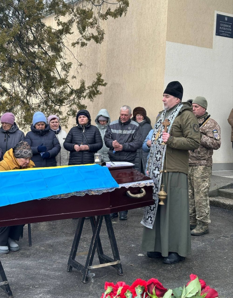 Священник стоїть біля труни загиблого воїна зі Світловодської громади