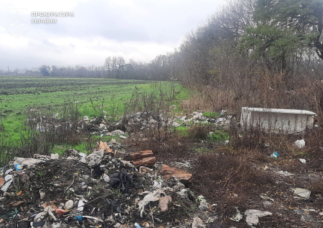 Сміття за межами звалища біля Знам'янки: судитимуть посадовця