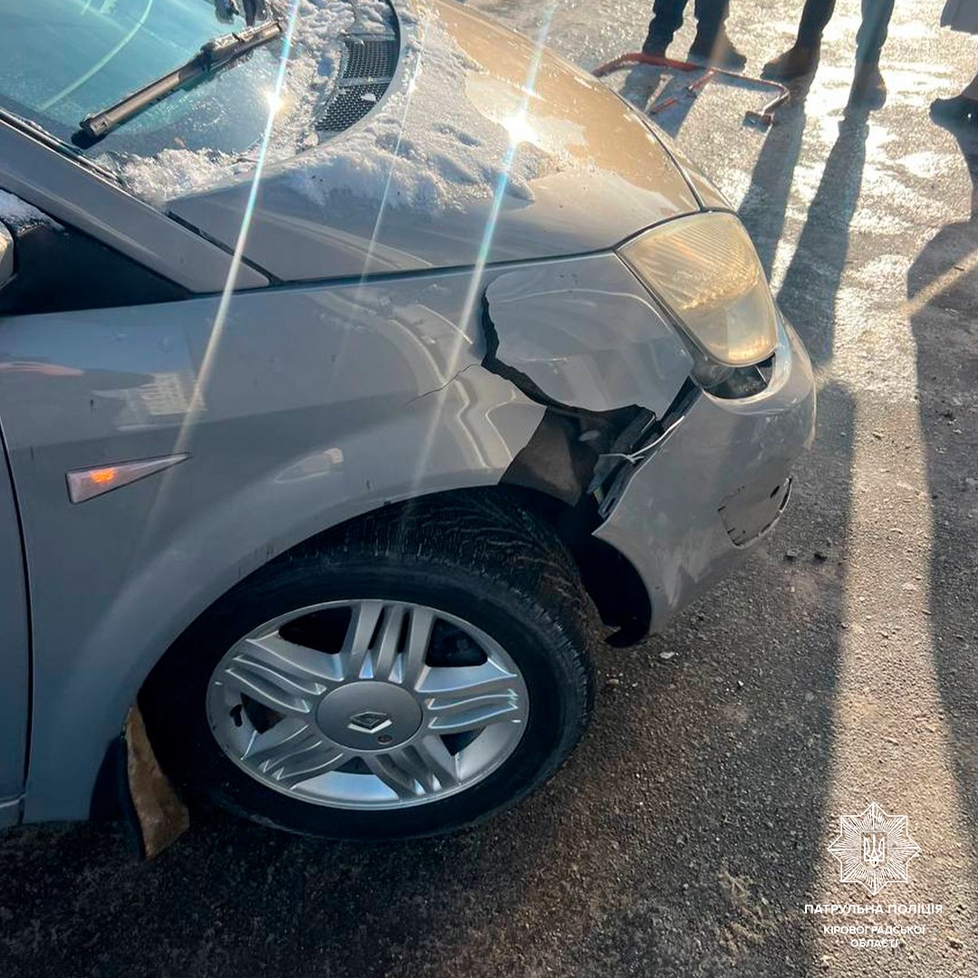 На вулиці Незалежності в Кропивницькому автомобіль Renault Scenic врізався у магазин.