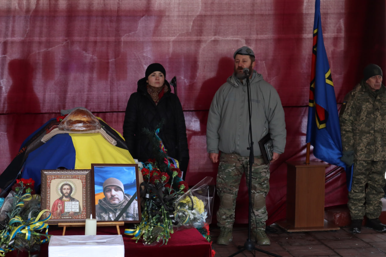 У Новоукраїнській громаді попрощалися з військовослужбовцем Збройних Сил України Максимом Апостоловим.