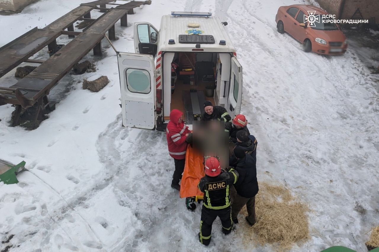 Рятувальники дістали чоловіка, якого затисло у шнеку комбайна