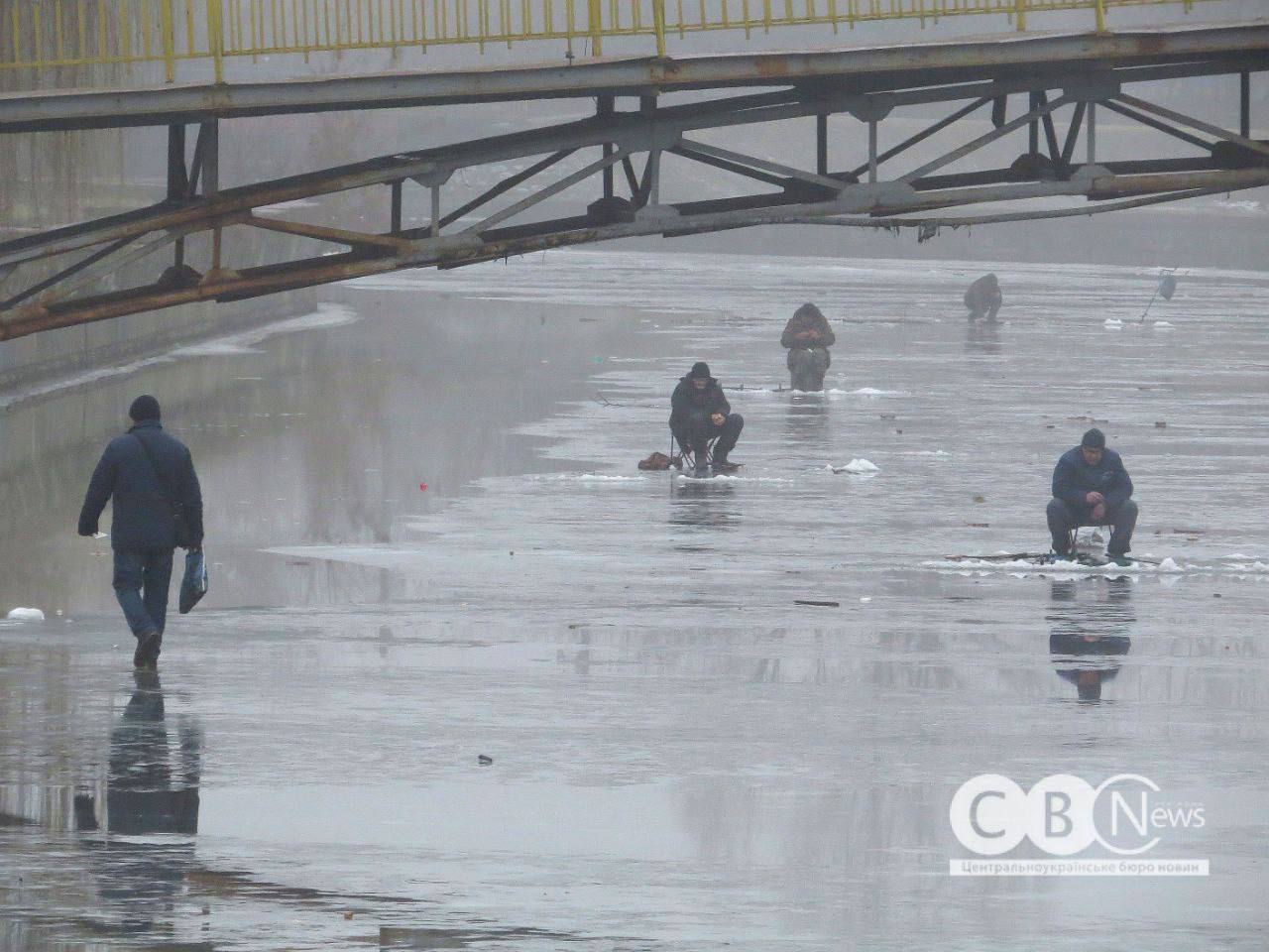 Попри &laquo;плюсову&raquo; температуру рибалки в Кропивницькому вийшли на лід