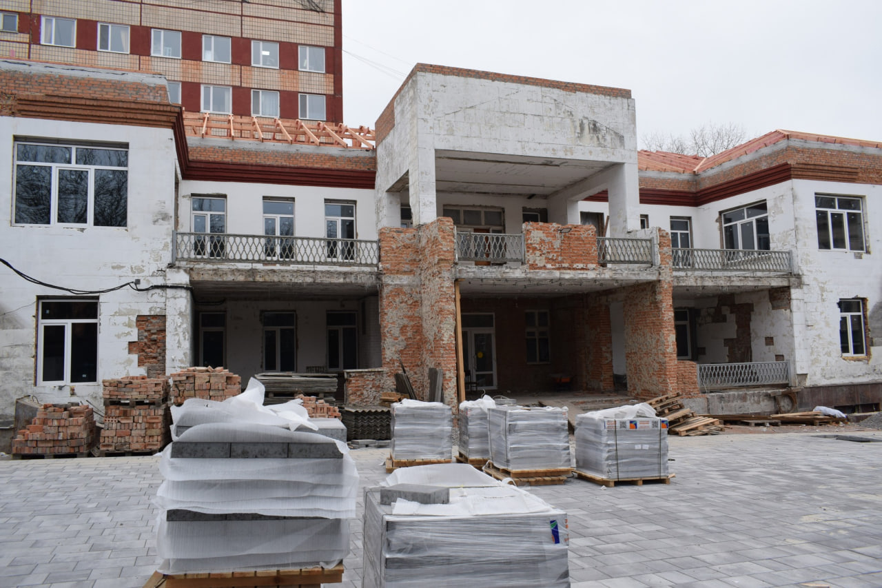 Триває ремонт Кропивницького стоматологічного об'єднання &mdash; облаштовують дах