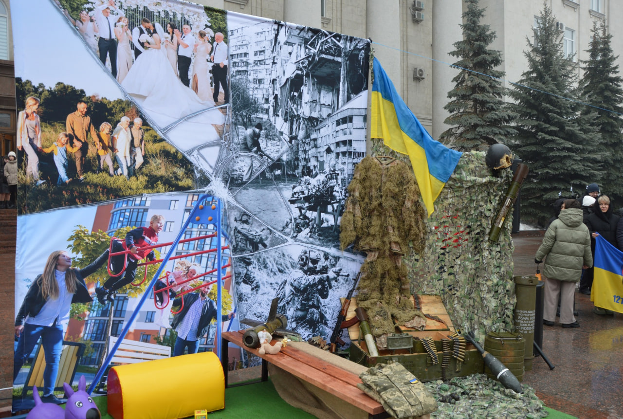 Інсталяцію &laquo;Життя до і після&raquo; до роковин повномасштабної війни показали у Кропивницькому