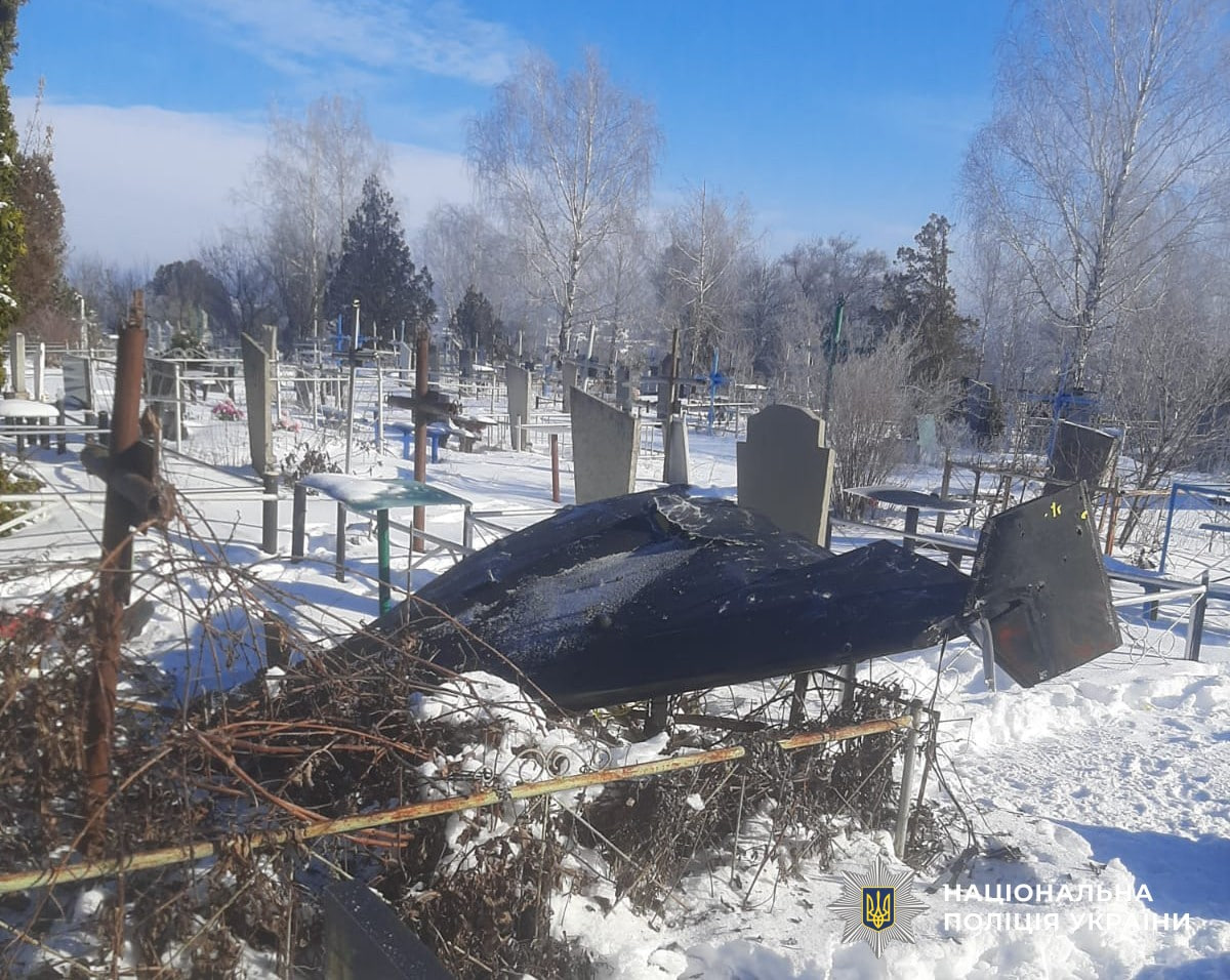 Російський дрон впав на кладовище в Олександрівці