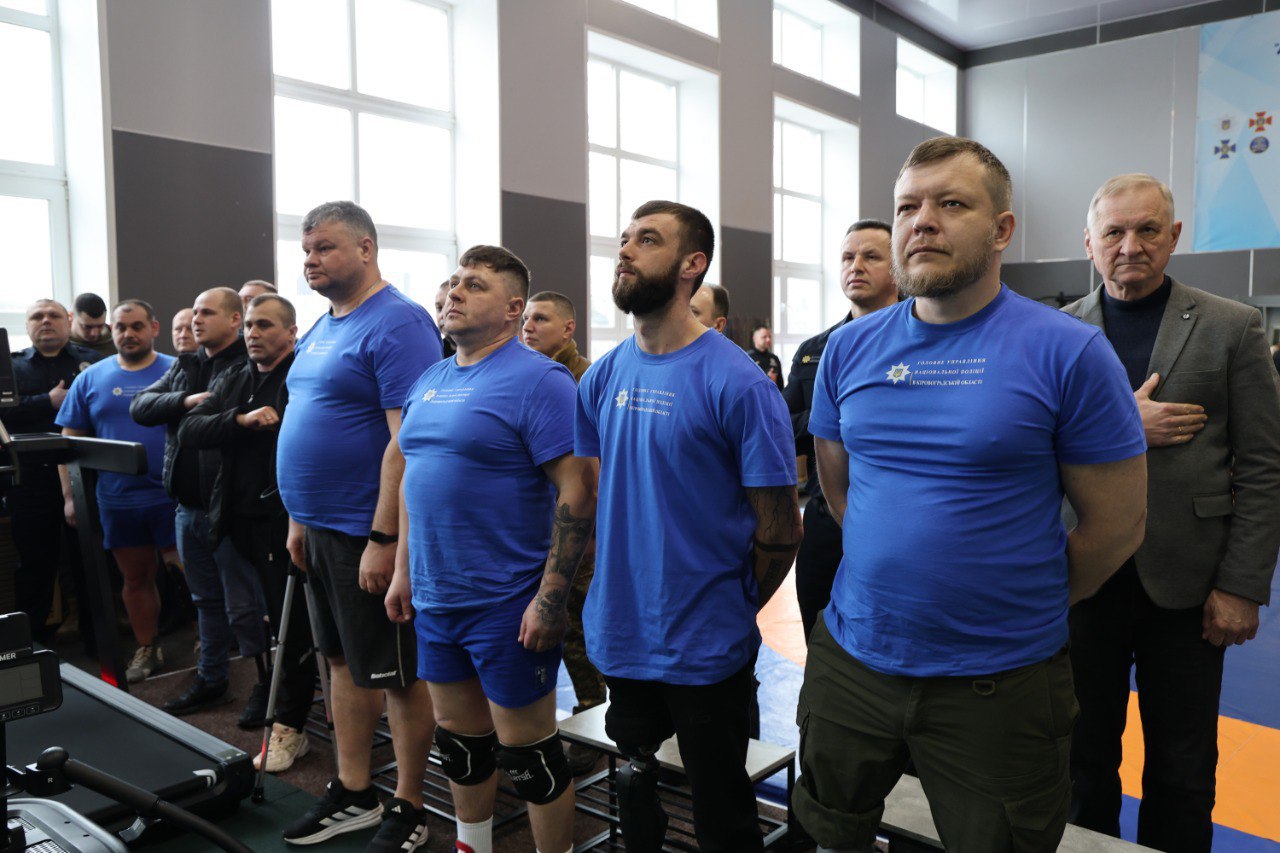 Ветерани стоять під час виконання державного Гімну