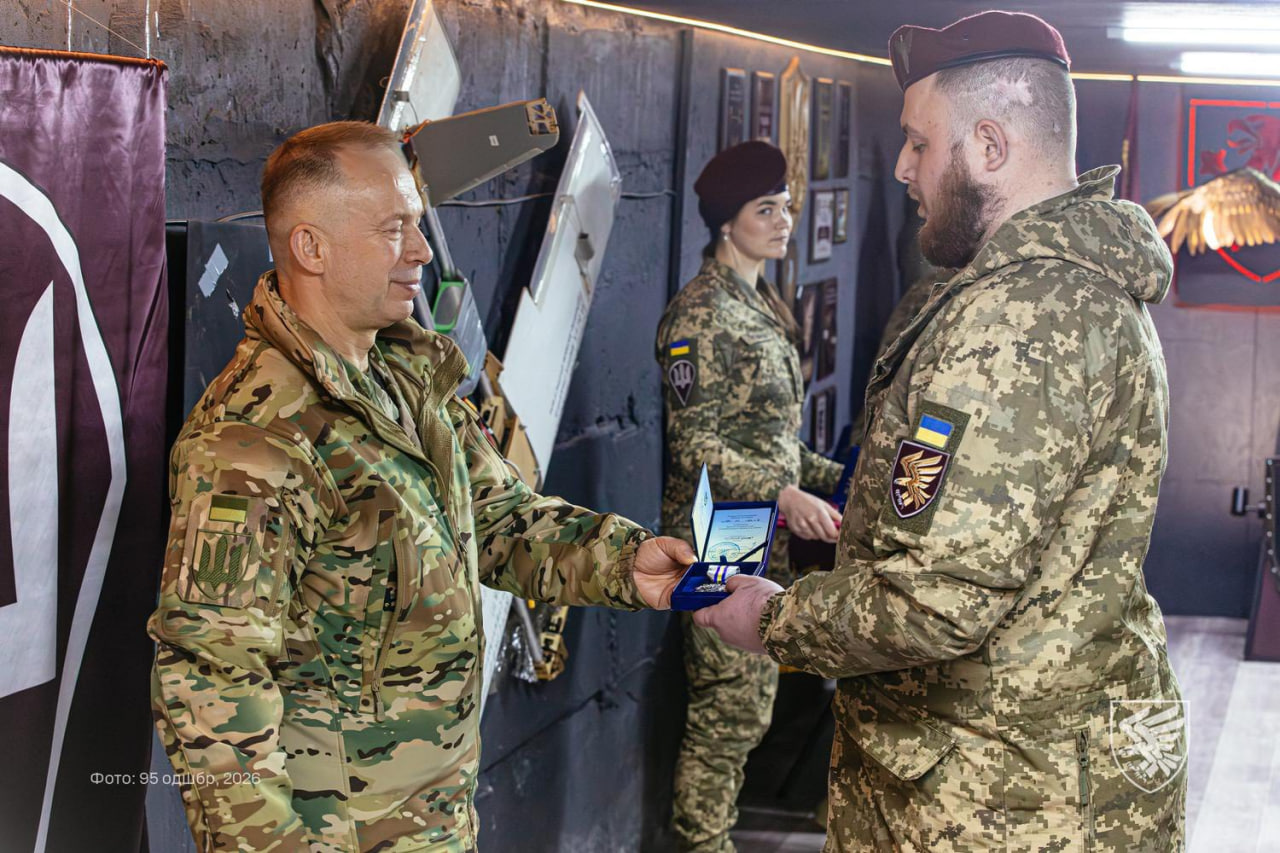 Головнокомандувач Олександр Сирський вручає нагороду військовому з Кіровоградщини Євгену