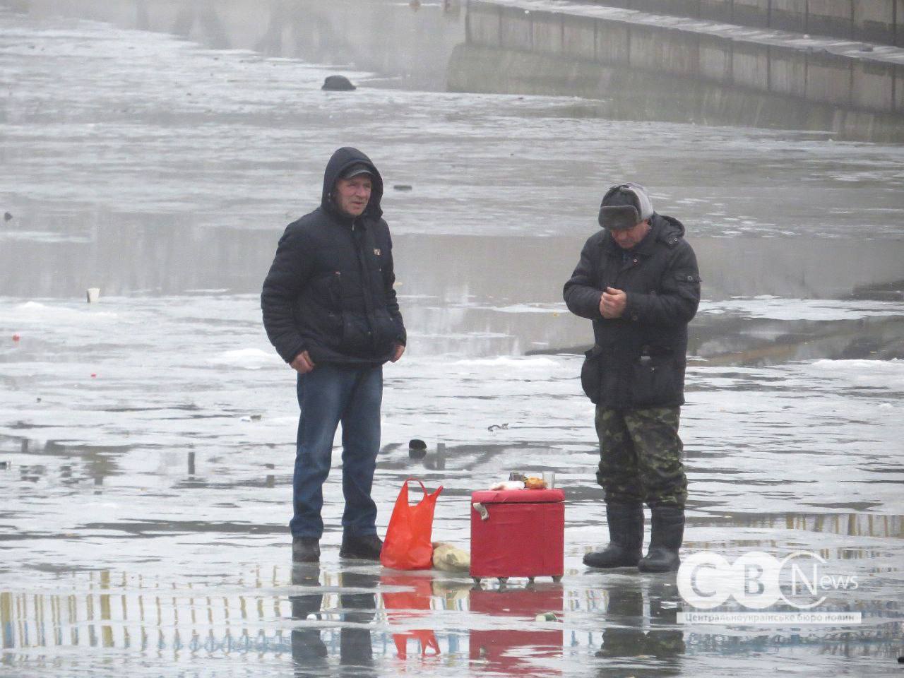 Попри &laquo;плюсову&raquo; температуру рибалки в Кропивницькому вийшли на лід