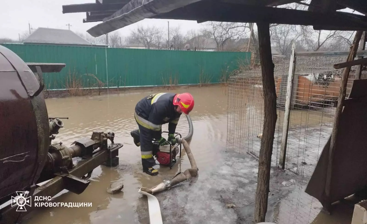 За добу рятувальники 79 разів відкачували талу воду з подвір'їв на Кіровоградщині