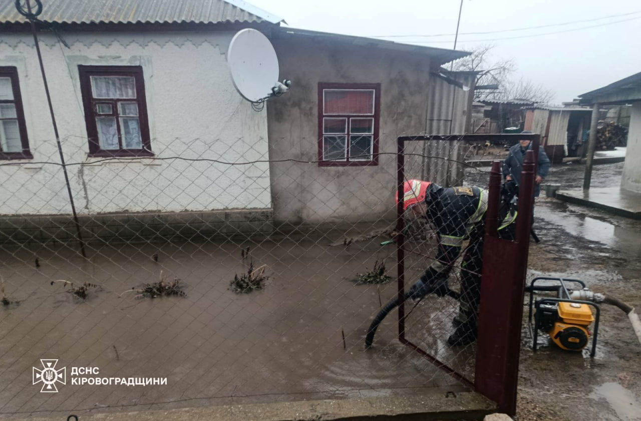 Рятувальники відкачували воду зі 120 підтоплених дворів Кіровоградщини