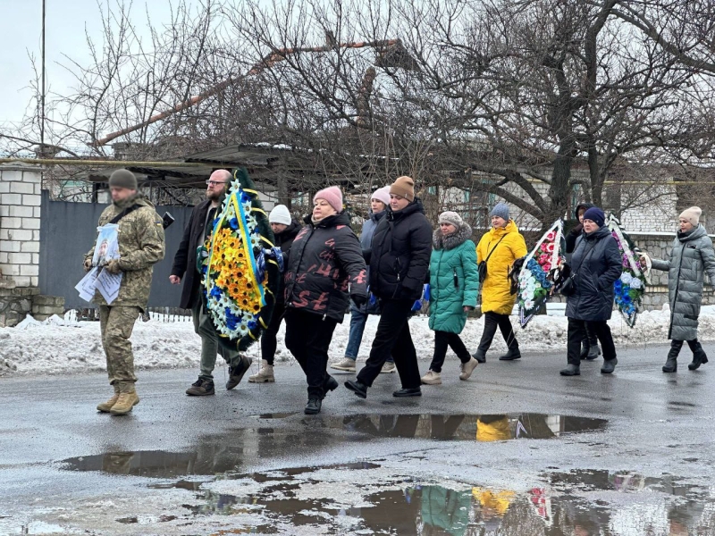 Люди несуть вінки на прощанні із загиблим воїном зі Світловодської громади