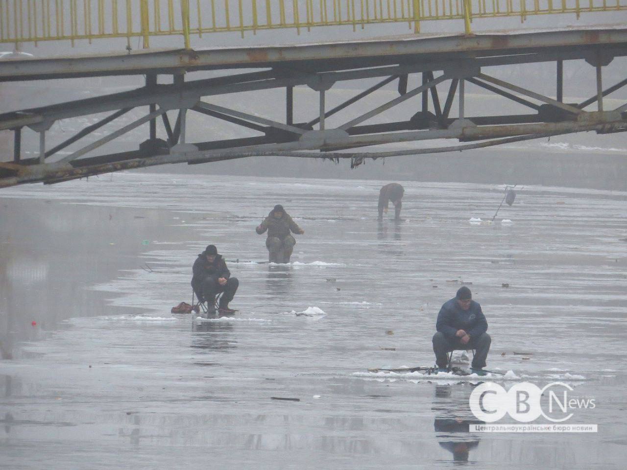 Попри &laquo;плюсову&raquo; температуру рибалки в Кропивницькому вийшли на лід