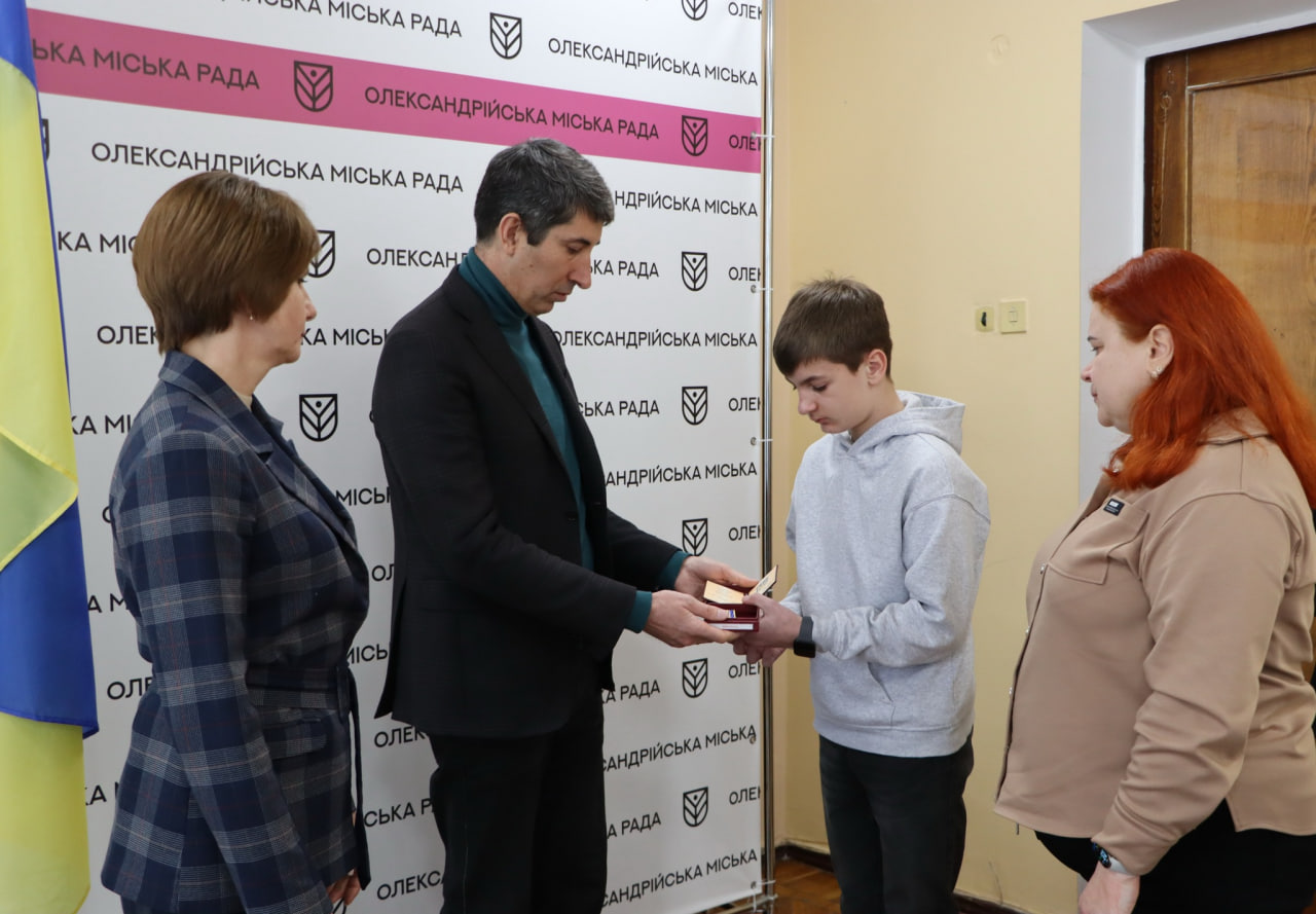 Рідним загиблих і зниклих безвісти військових передали державні нагороди в Олександрії