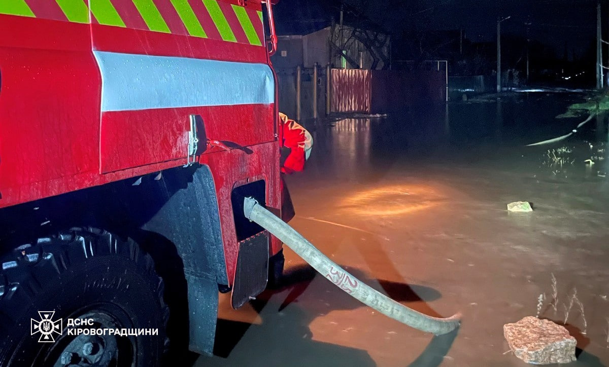 Рятувальники відкачували воду зі 120 підтоплених дворів Кіровоградщини