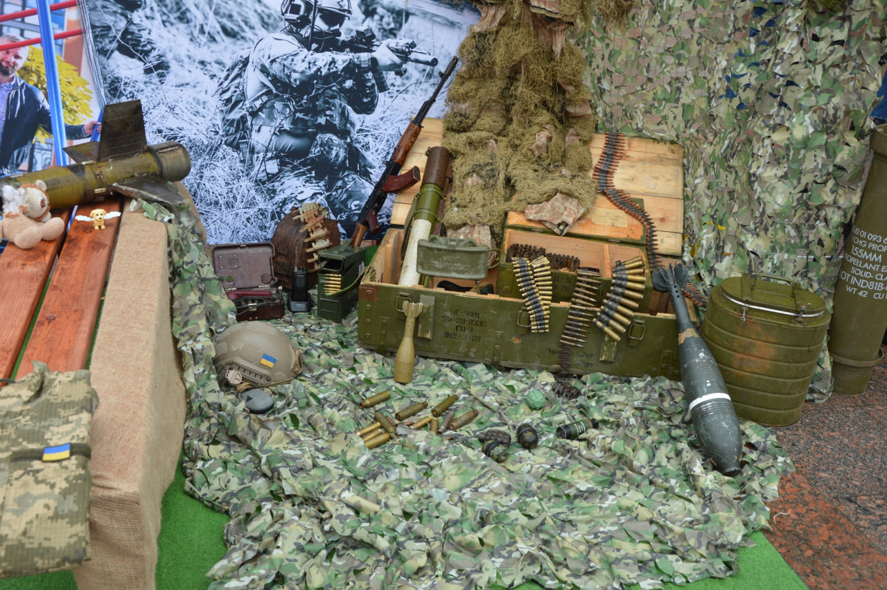 Інсталяцію &laquo;Життя до і після&raquo; до роковин повномасштабної війни показали у Кропивницькому