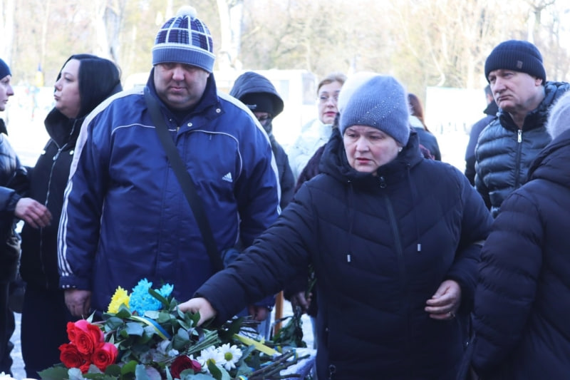 Жінка кладе квіти на труну під час церемонії прощання з Сергієм Клеймахіним