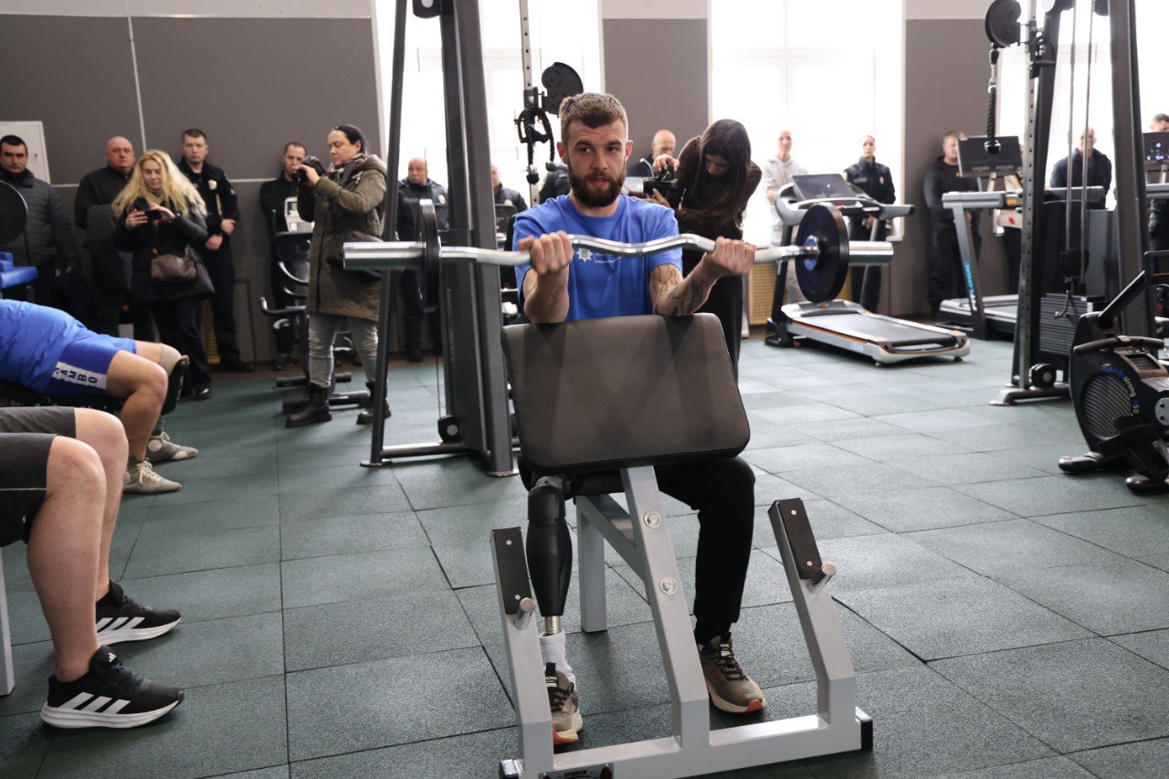 Ветеран робить вправу зі штангою