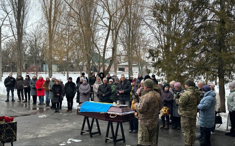 Люди стоять на прощанні із загиблим воїном зі Світловодської громади