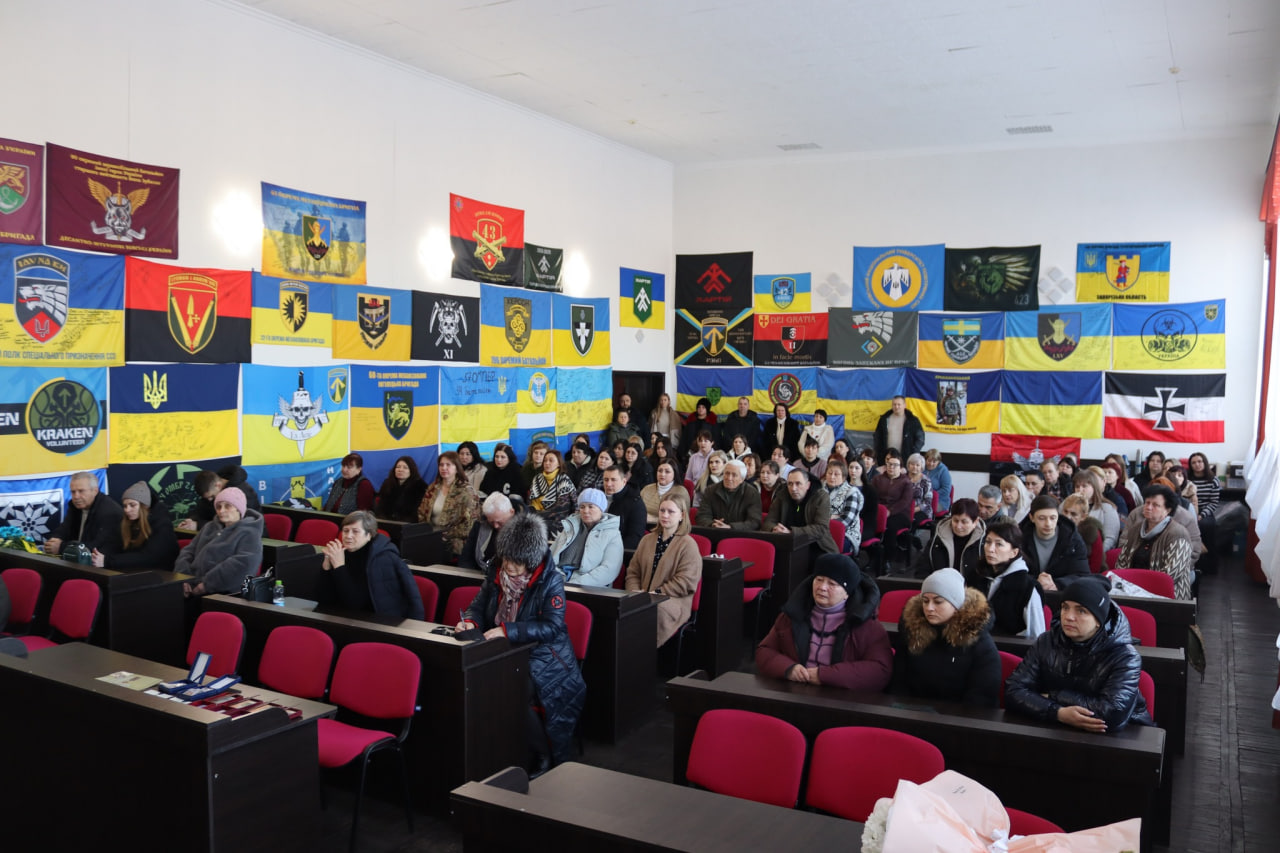 У Добровеличківській громаді рідним загиблих військових передали посмертні ордени