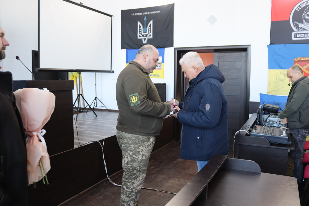 У Добровеличківській громаді рідним загиблих військових передали посмертні ордени