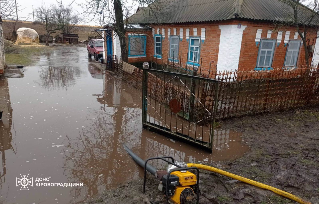 Рятувальники відкачували воду зі 120 підтоплених дворів Кіровоградщини