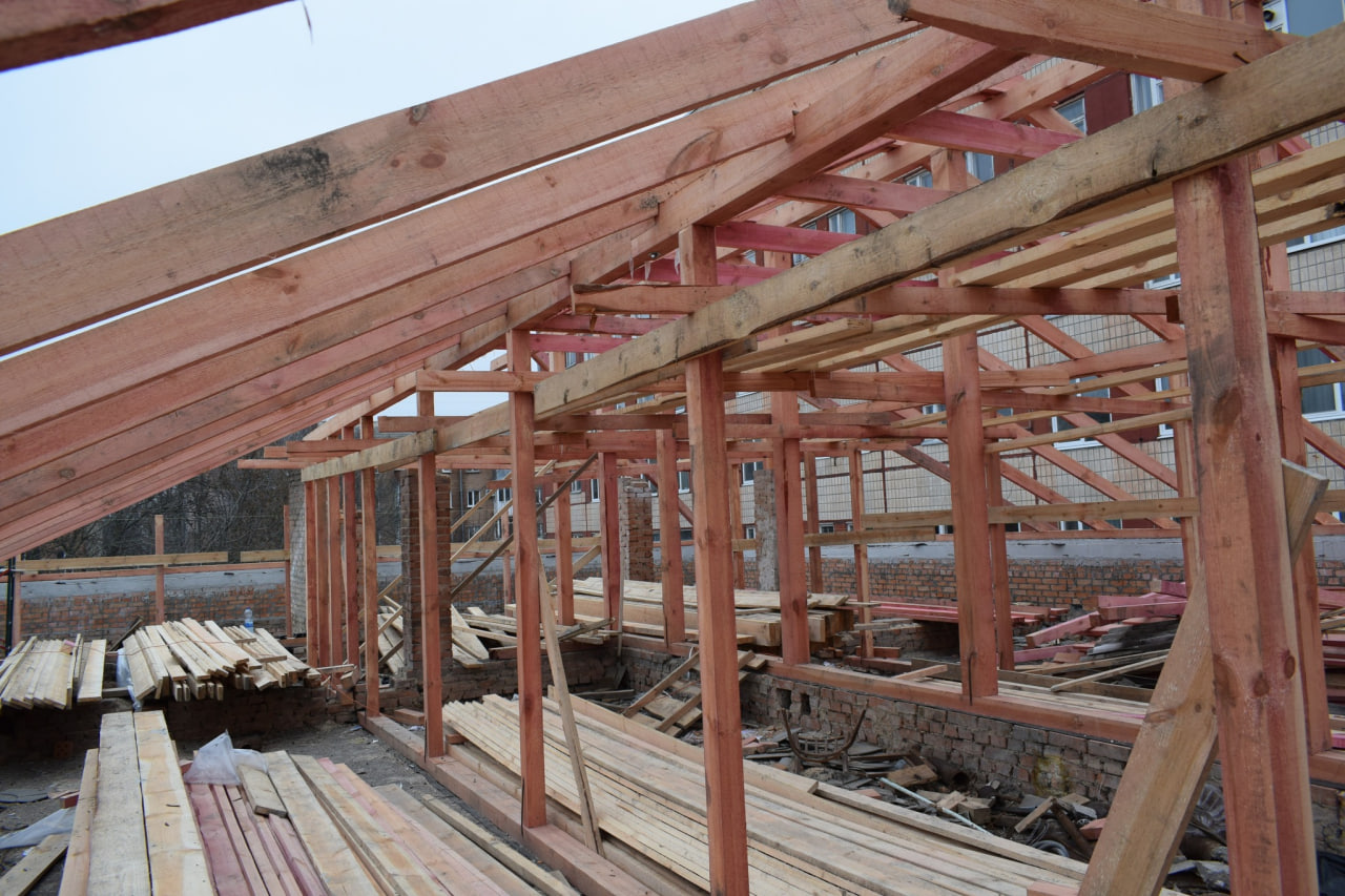 Триває ремонт Кропивницького стоматологічного об'єднання &mdash; облаштовують дах