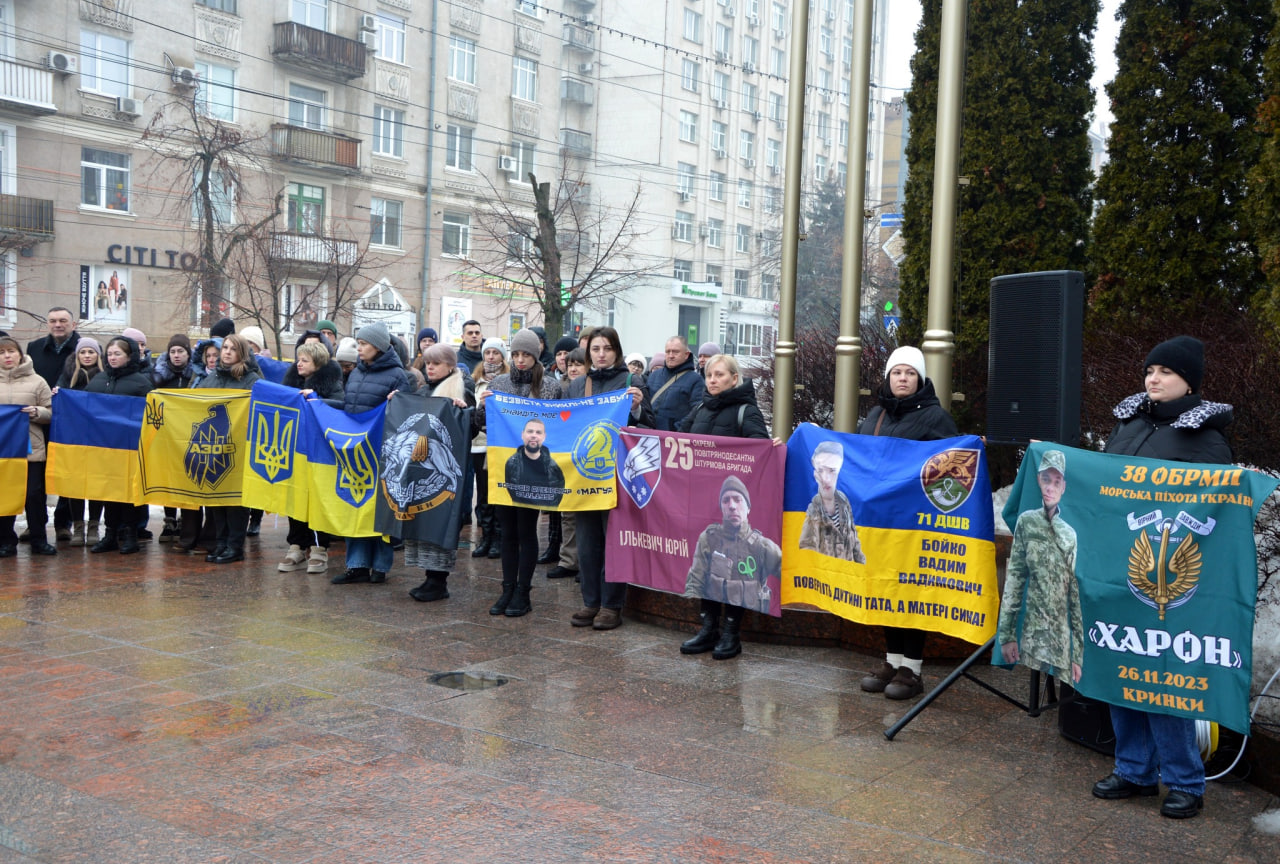 Інсталяцію &laquo;Життя до і після&raquo; до роковин повномасштабної війни показали у Кропивницькому