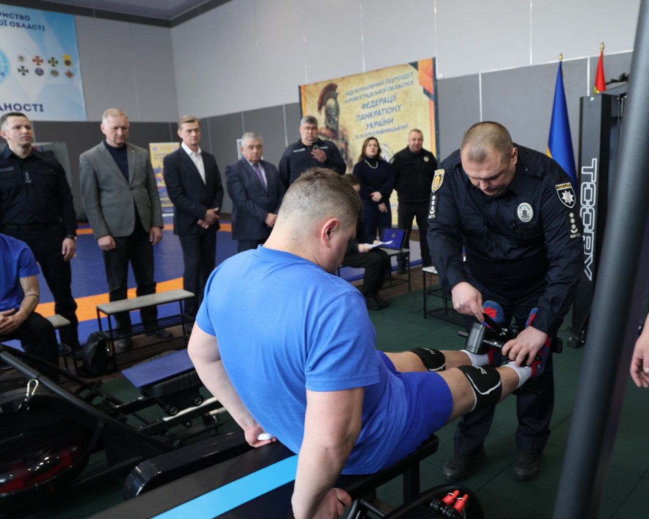 Ветеран демонструє силову вправу у новому тренажерному залі