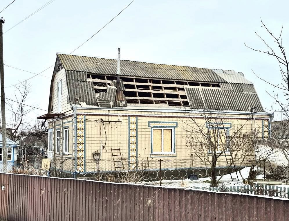 Пошкоджений обстрілом будинок в Новоархангельській громаді