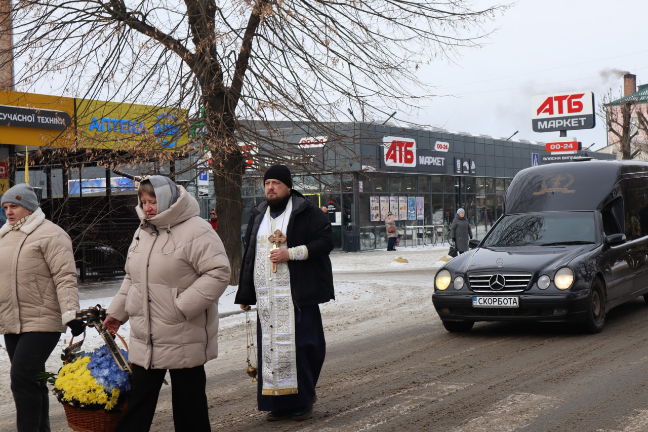 У Новоукраїнській громаді попрощалися з військовослужбовцем Збройних Сил України Максимом Апостоловим.