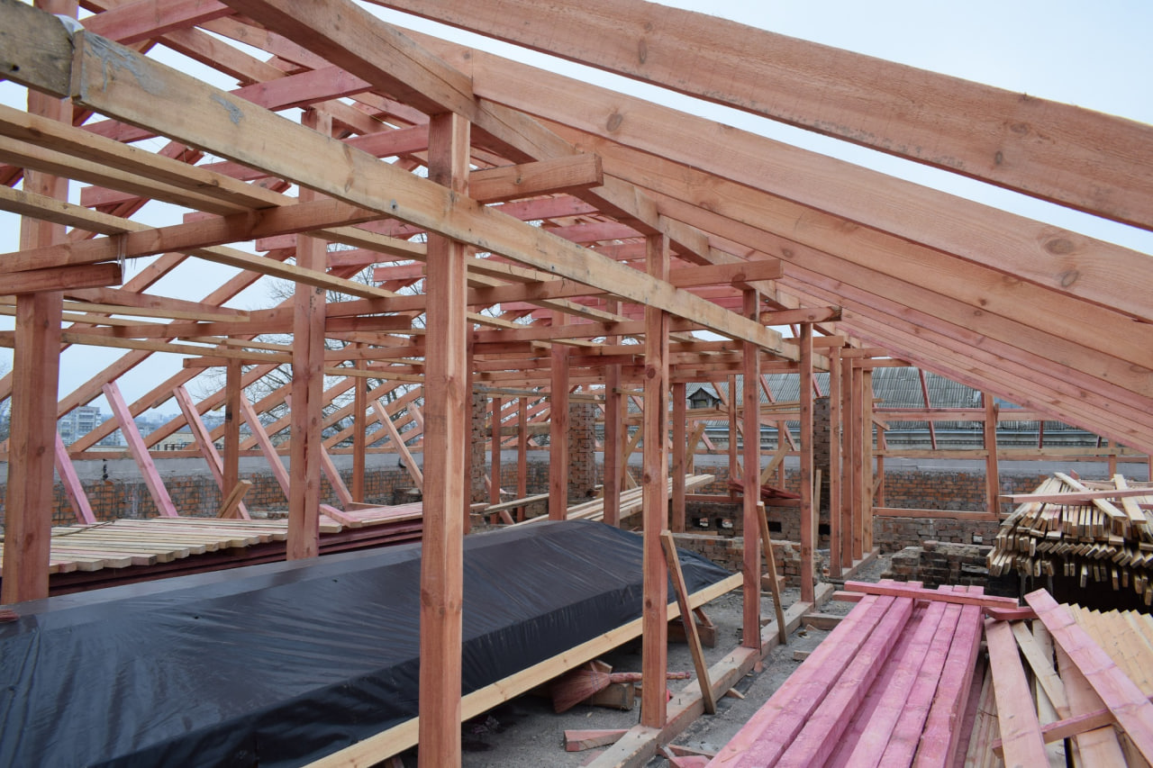 Триває ремонт Кропивницького стоматологічного об'єднання &mdash; облаштовують дах