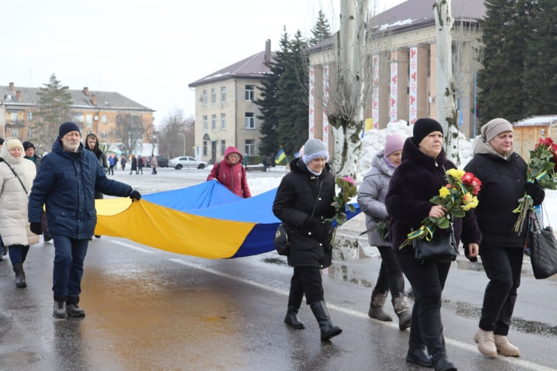 Містяни несуть прапор під час поховальної процесії у Світловодську