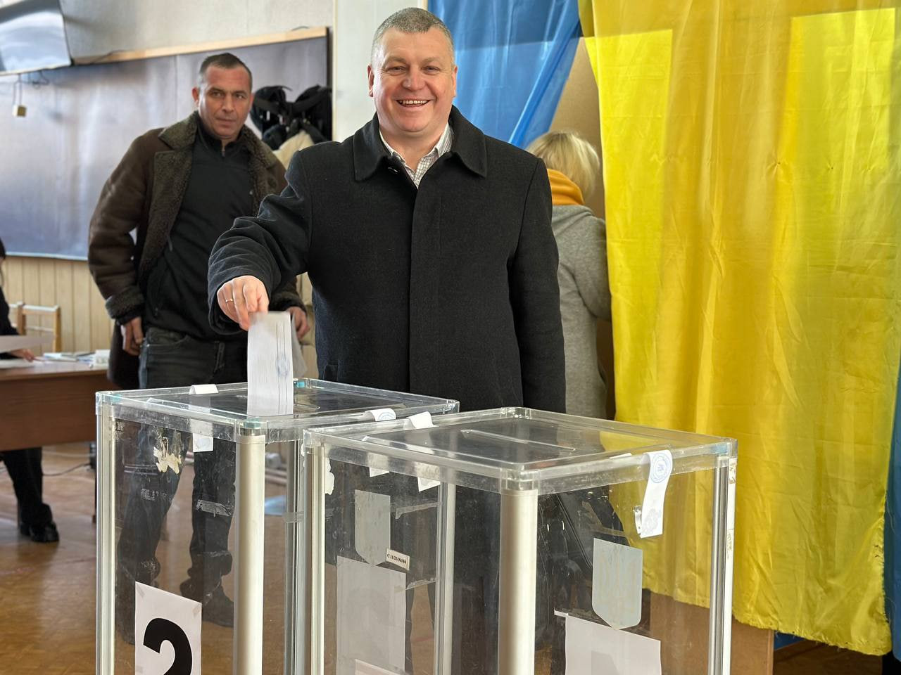 завідувач кафедри, доктор економічних наук, професор Володимир Зайченко голосує на виборах ректора ЦНТУ в Кропивницькому