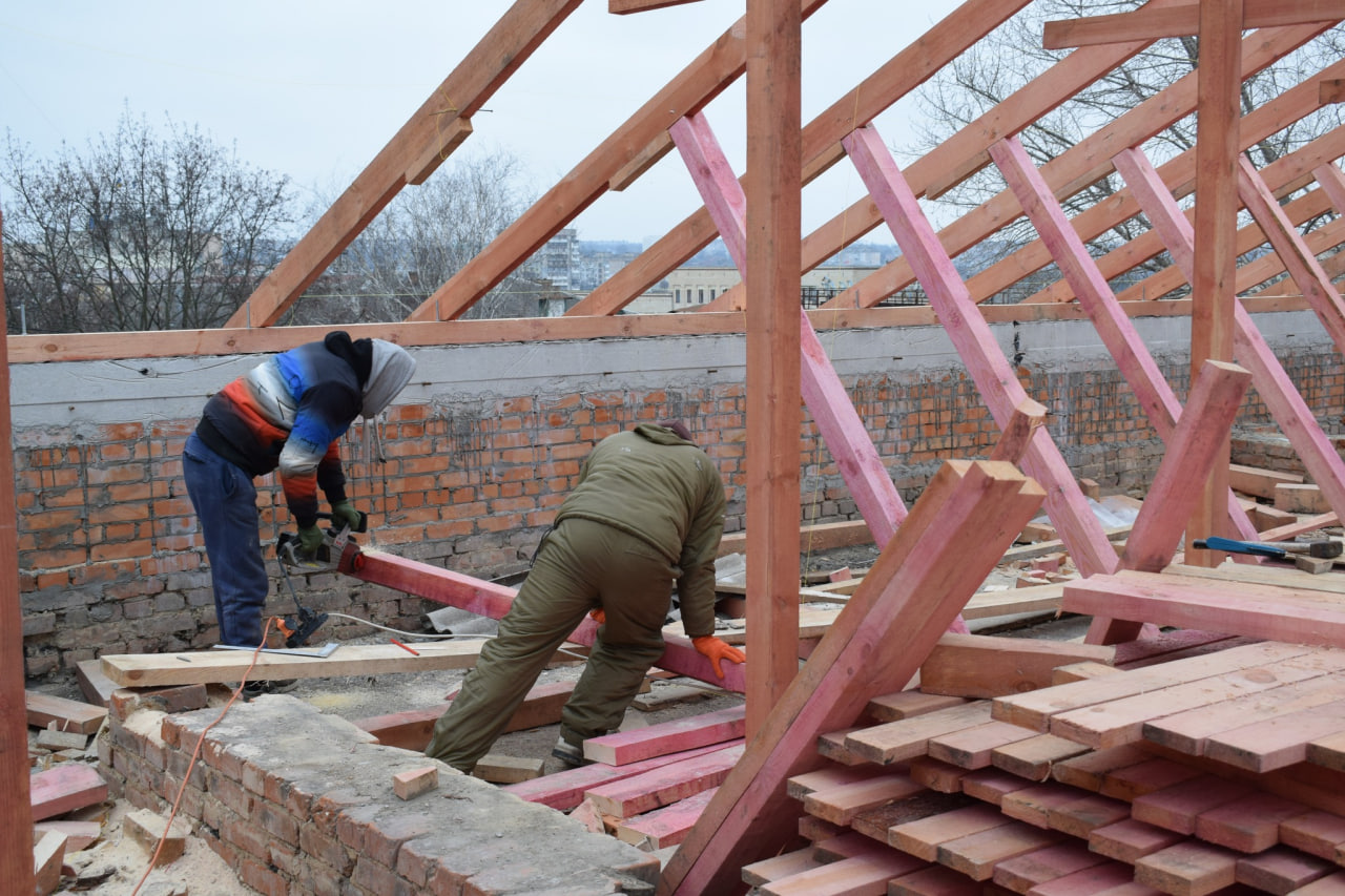 Триває ремонт Кропивницького стоматологічного об'єднання &mdash; облаштовують дах1
