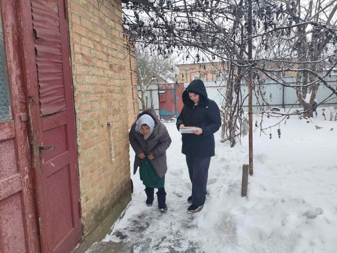 Фахівці соціальних служб обстежують домогосподарства де мешкають літні люди, особи з інвалідністю, хворі