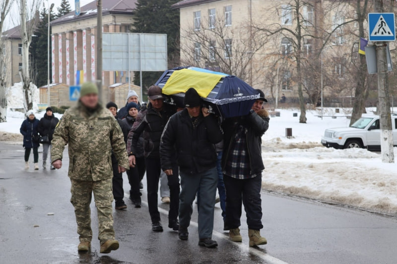 Люди несуть труну із загиблим військовим Сергієм Клеймахіним у Світловодську