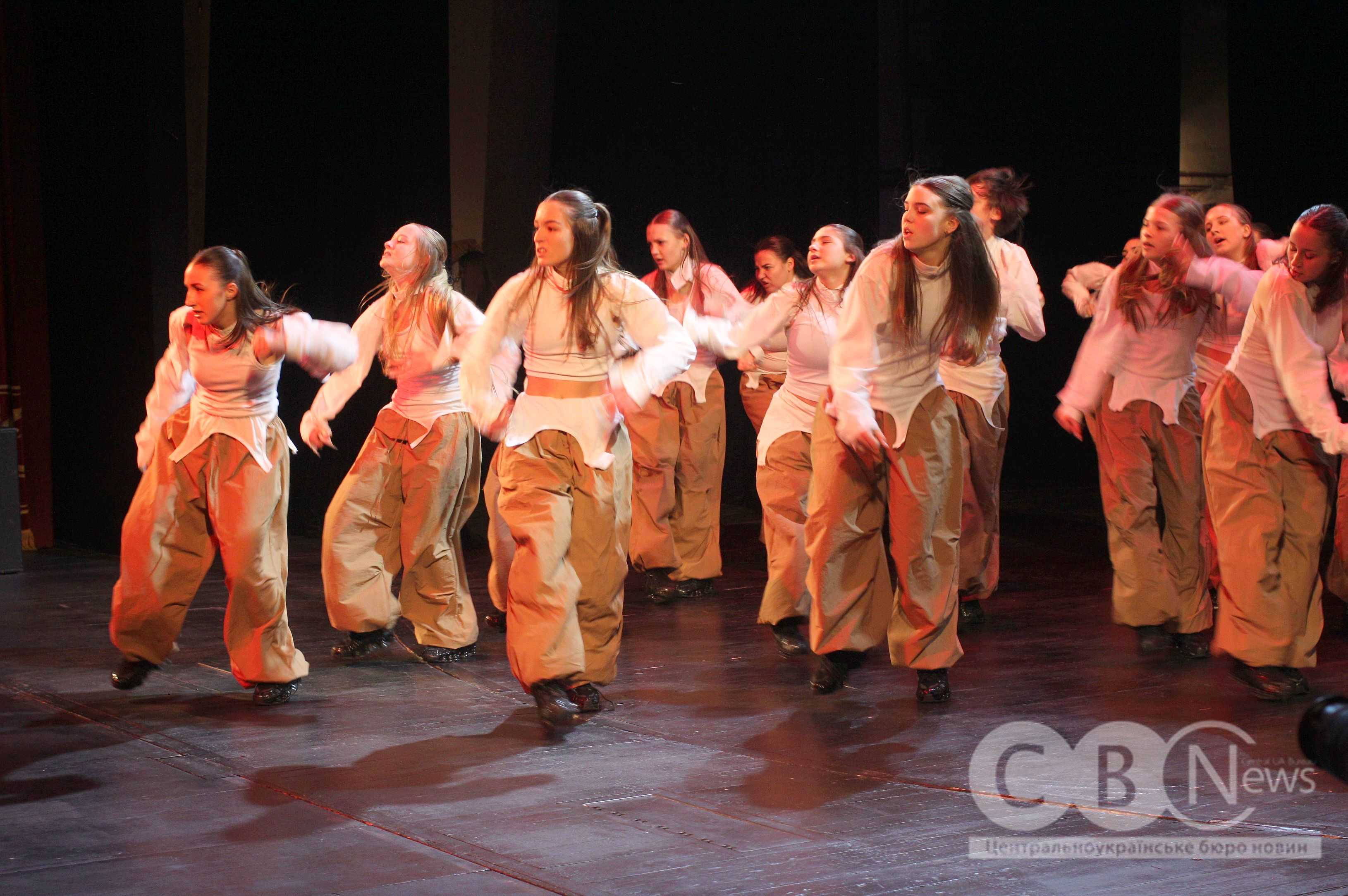 Арт-виставу &laquo;Незупинна&raquo; показали в Кропивницькому